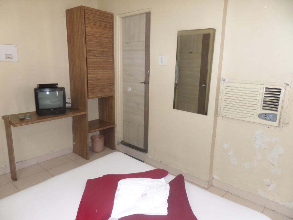 Hotel Sai Ratna Насик Номер фото