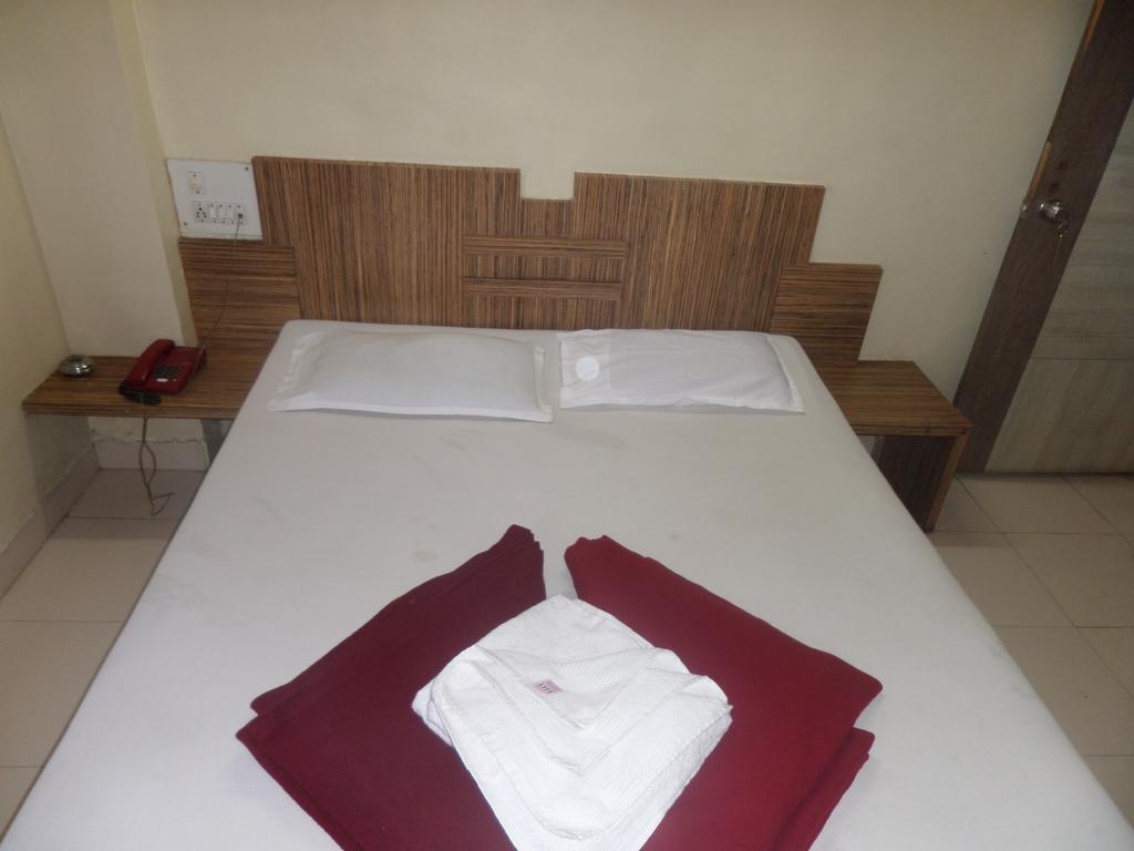 Hotel Sai Ratna Насик Номер фото